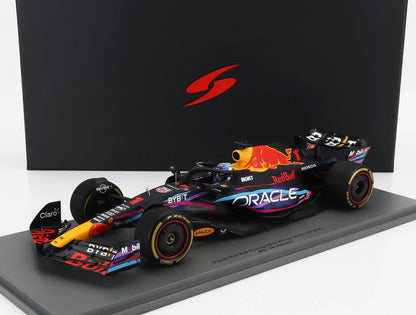 Modelo detallado del coche de Fórmula 1 Red Bull RB19 con Red Bull Oracle, Honda y Red Bull , expuesto en un soporte, disponible en Vroomi.