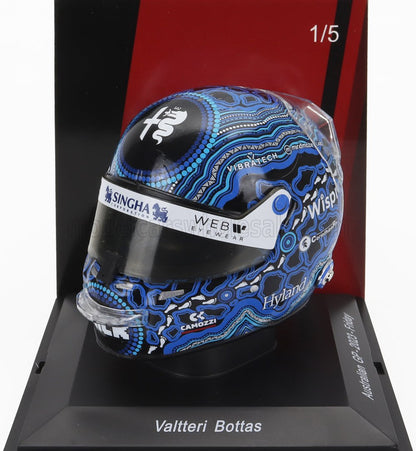 Réplica del casco de Fórmula 1 de Valtteri Bottas en azul y negro vibrantes con patrocinadores detallados en el soporte, disponible en Vroomi.
