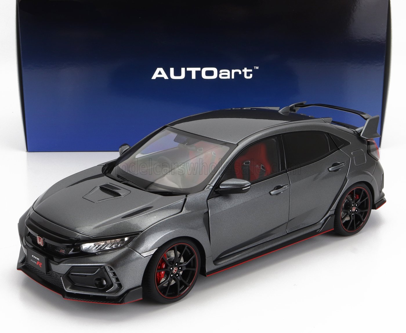 Modelo de coche Honda Civic Type R gris con detalles en negro y rojo, caja AUTOart al fondo, disponible en Vroomi.