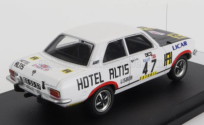 Modelo de coche de rally vintage blanco con la marca Hotel Altis Lisboa y el número 47, disponible en Vroomi.