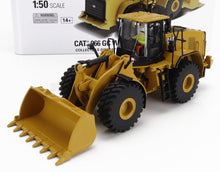 Modelo de cargadora de ruedas CAT 966 GC a escala 1:50 con cuchara detallada, neumáticos grandes, expuesto con embalaje, disponible en Vroomi.