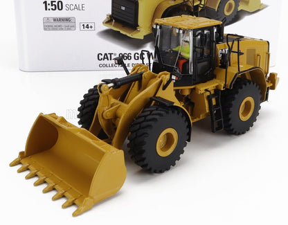 Modelo de cargadora de ruedas CAT 966 GC a escala 1:50 con cuchara detallada, neumáticos grandes, expuesto con embalaje, disponible en Vroomi.