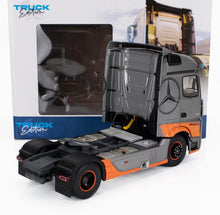 MERCEDES BENZ - ACTROS 2 CAMIÓN TRACTOR 2-ASSI GRAN PRIX EDITION 2019 - GRIS NARANJA - Vroomi