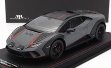 Maqueta de Lamborghini a escala 1:18 en color gris con detalles en rojo, ya disponible para coleccionistas.