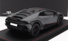 Modelo de coche deportivo en escala 1/18, color gris mate con detalles en negro y rojo, vista trasera, ya disponible para coleccionistas.