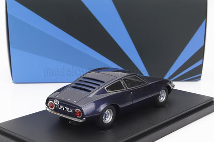 Vista trasera de un coche Porsche azul marino sobre una base negra con fondo geométrico azul, disponible a través de Vroomi.