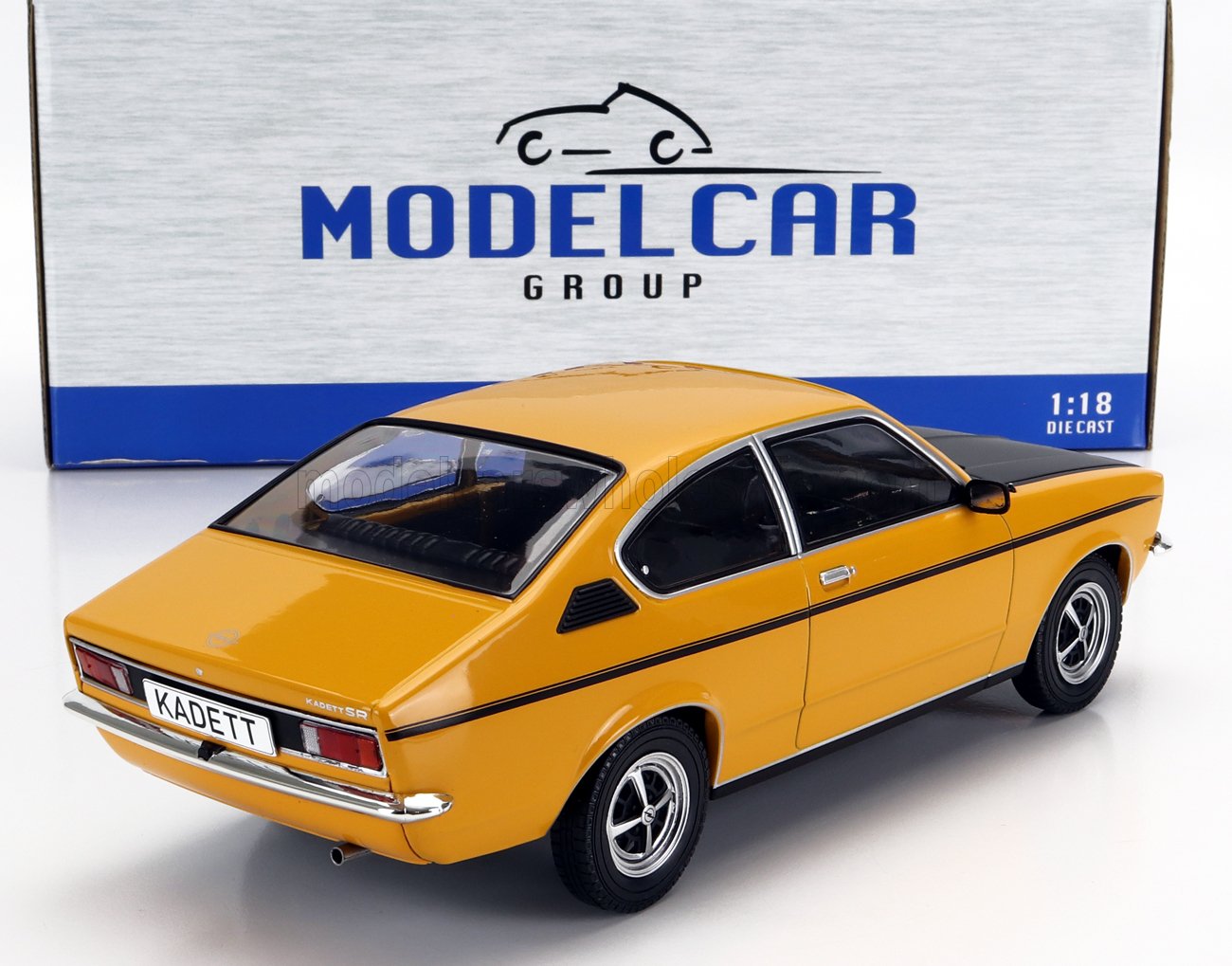 Maqueta de coche Opel Kadett SR a escala 1:18, fabricada en metal fundido a presión, de color amarillo con detalles en negro, disponible en Vroomi.