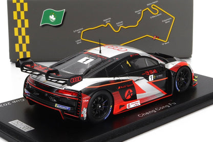 Modelo de coche de carreras Audi R8 GT3 con decoración en negro y rojo, número 1, expuesto en un soporte con el circuito de Macao como fondo, a la venta en Vroomi.