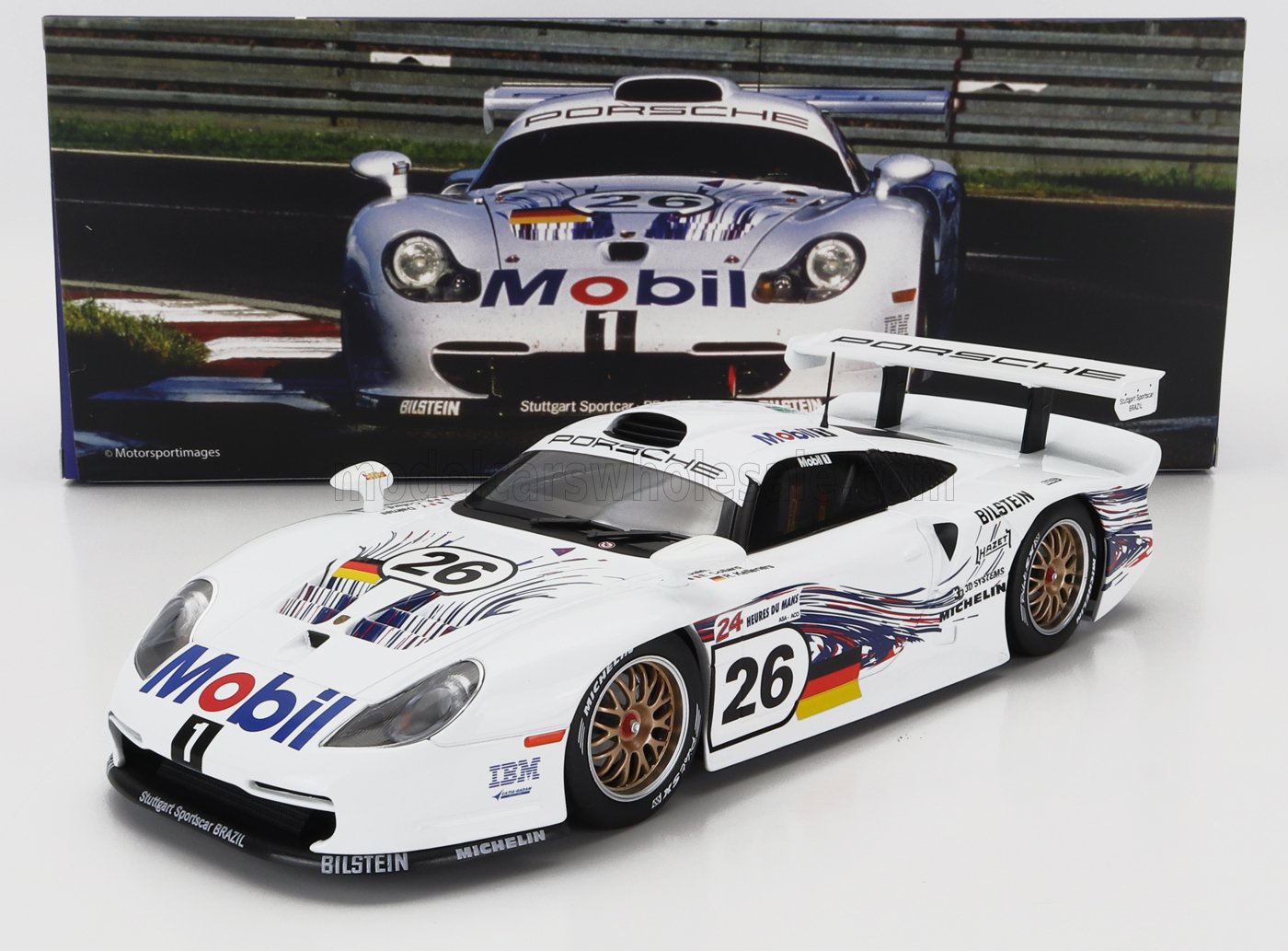 Modelo de coche de carreras Porsche 911 GT1 blanco con la marca Mobil y Michelin, presentado en Vroomi.