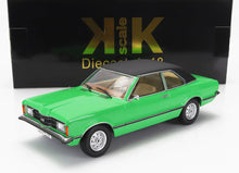 Modelo clásico de coche de juguete verde con techo negro sobre superficie blanca, ofrecido a través de Vroomi.