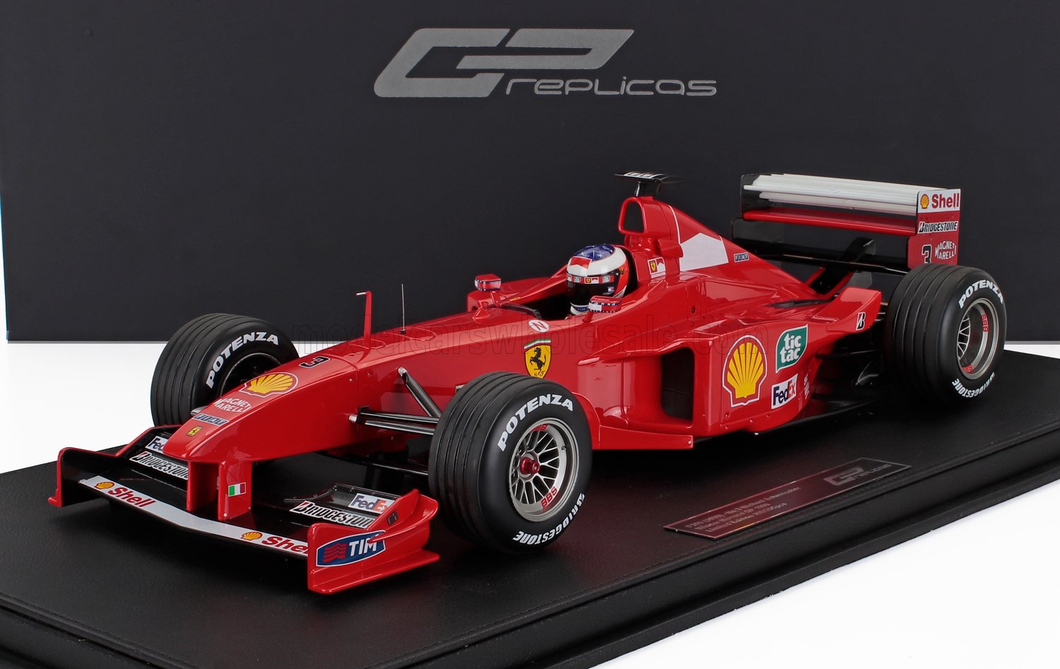 Modelo de coche de carreras Ferrari Formula 1 rojo con logotipos de patrocinadores en exhibición, presentado en la plataforma Vroomi.