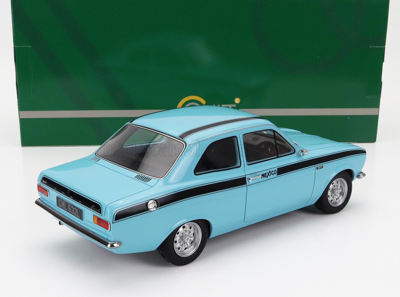 Coche de juguete Ford Escort México azul claro a escala 1/18 con rayas negras, disponible en línea.