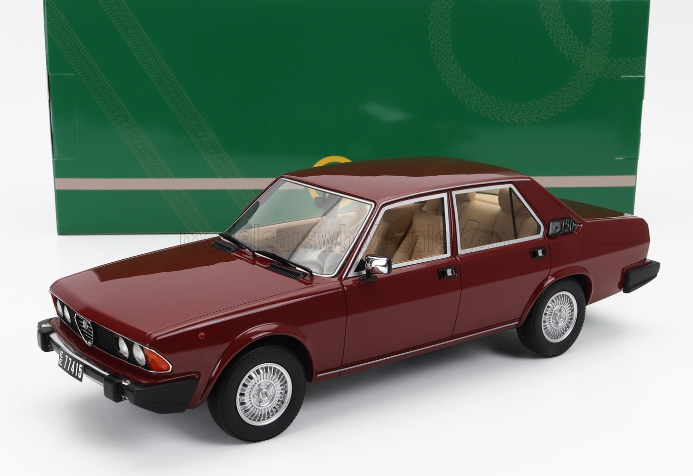 Coche de colección Alfa Romeo sedán rojo a escala 1/18, ya a la venta.