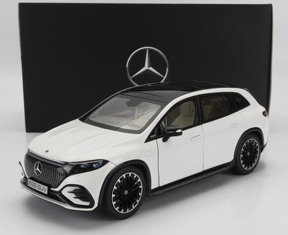 Modelo de coche Mercedes EQS SUV blanco delante de una caja negra con el logotipo de Mercedes, disponible en Vroomi.
