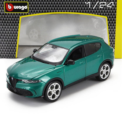 Coche en miniatura Alfa Romeo Tonale verde a escala 1/24 de Bburago con diseño detallado, disponible en Vroomi.