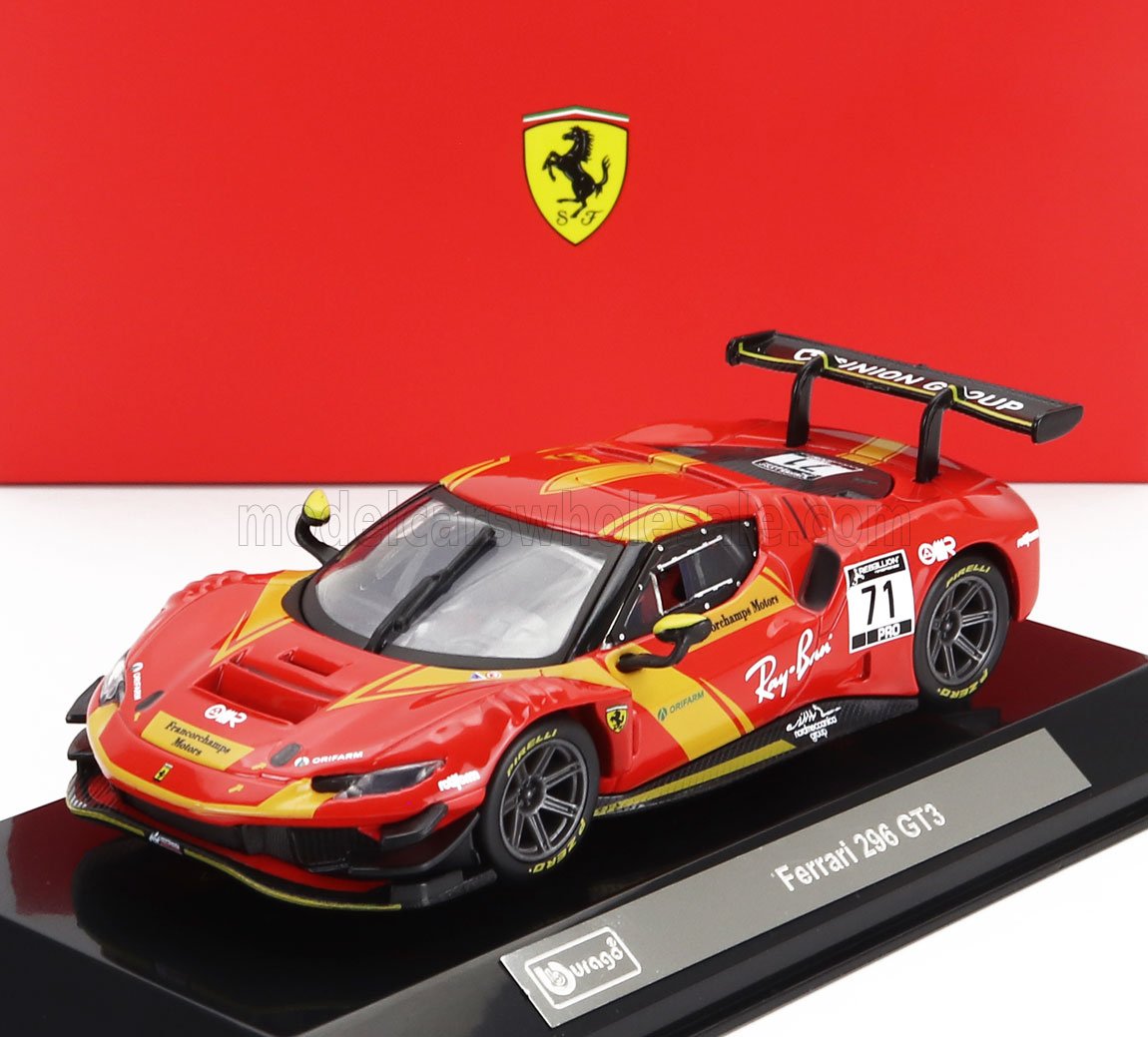 Modelo detallado del Ferrari 296 GT3 en rojo y amarillo sobre un soporte de exposición, también disponible en Vroomi.