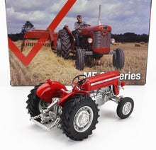 Modelo detallado a escala 1/18 del tractor Massey Ferguson 35X con fondo fotográfico vintage de granja, disponible en Vroomi.