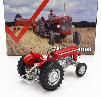 Modelo detallado a escala 1/18 del tractor Massey Ferguson 35X con fondo fotográfico vintage de granja, disponible en Vroomi.