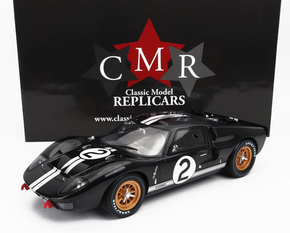Modelo de coche Ford GT40 negro con rayas de carreras y el número 2, expuesto con la caja Classic Model Replicars, también disponible en Vroomi.