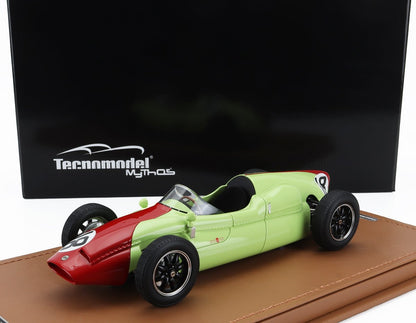 Modelo de coche de carreras vintage Technomodel Mythos verde y rojo sobre base marrón, disponible en Vroomi.