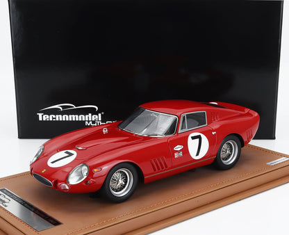 Maqueta de coche Ferrari 275 GTC rojo con el número 7, sobre base de cuero, disponible en Vroomi.