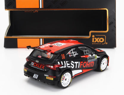 Modelo de coche de rally a escala 1/43 de IXO Models, con diseño en negro y rojo, disponible en Vroomi.