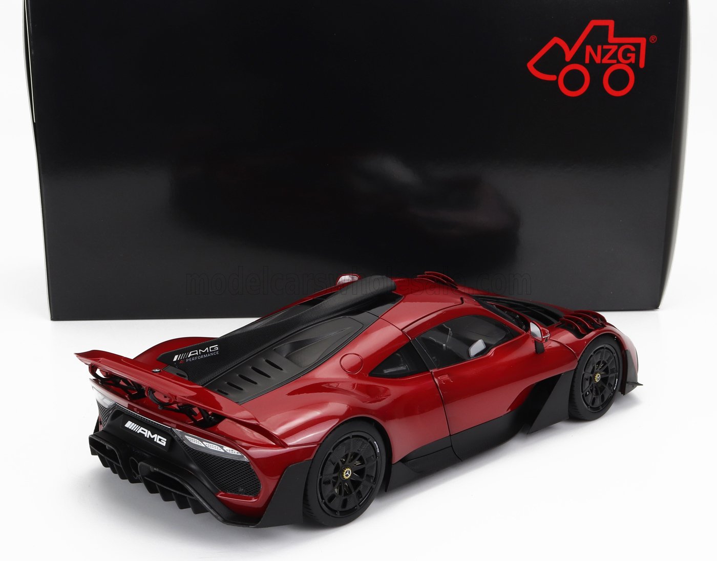 Maqueta de coche Mercedes AMG rojo con alerón trasero negro, ya disponible para coleccionistas.