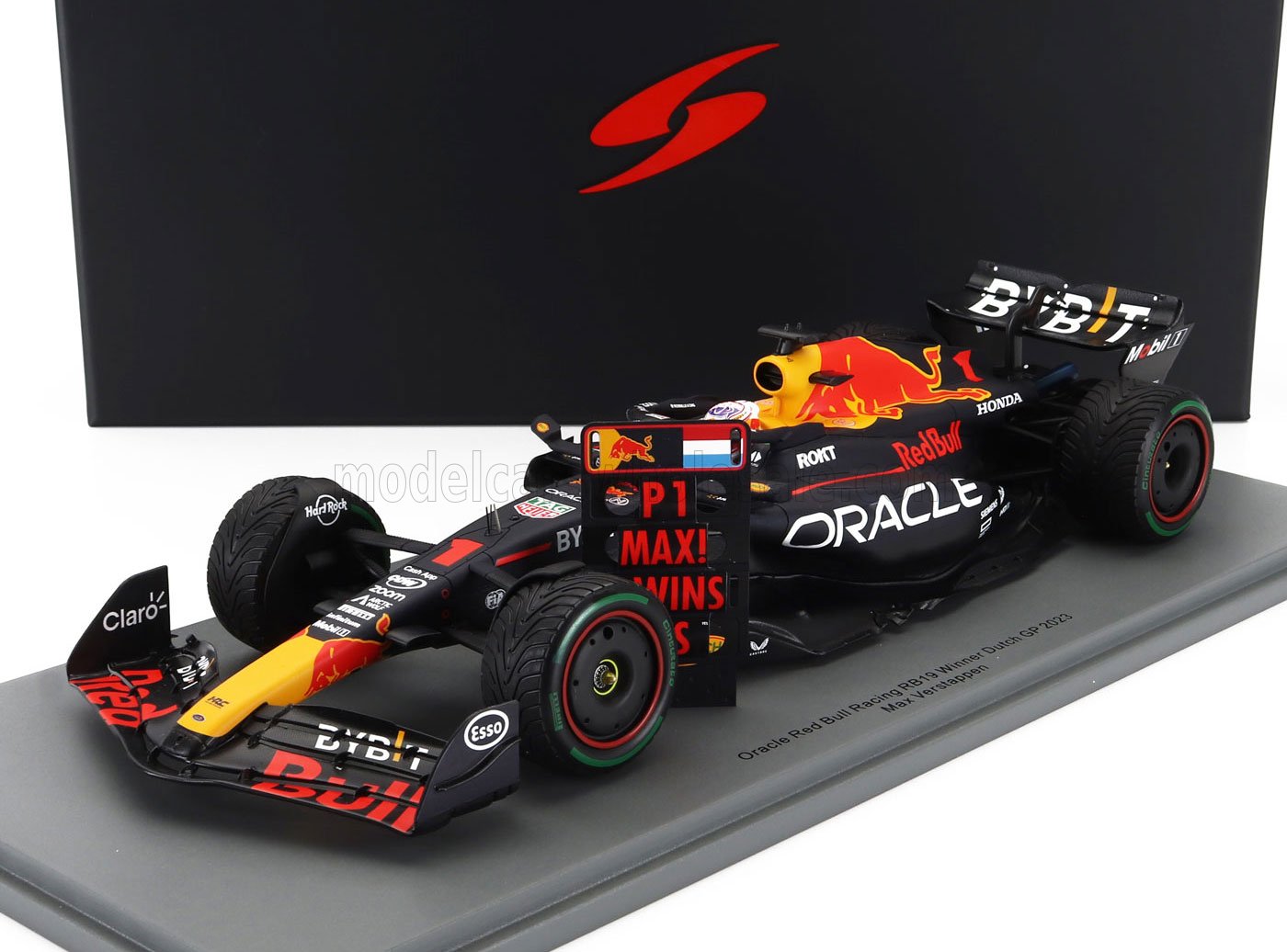 Modelo del coche de Fórmula 1 Red Bull RB19 con el cartel de victoria de P1 Max Verstappen, disponible en Vroomi.