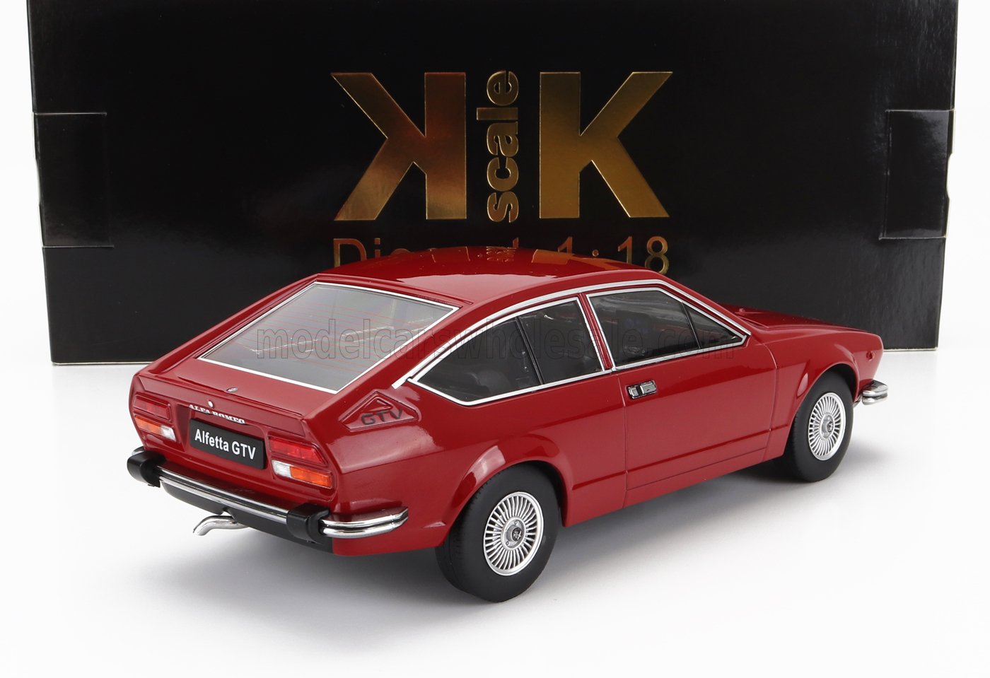 Coche en miniatura Alfa Romeo Alfetta GTV rojo a escala 1:18 con caja KK Scale negra y dorada, disponible en Vroomi.