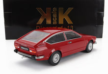 Coche en miniatura Alfa Romeo Alfetta GTV rojo a escala 1:18 con caja KK Scale negra y dorada, disponible en Vroomi.