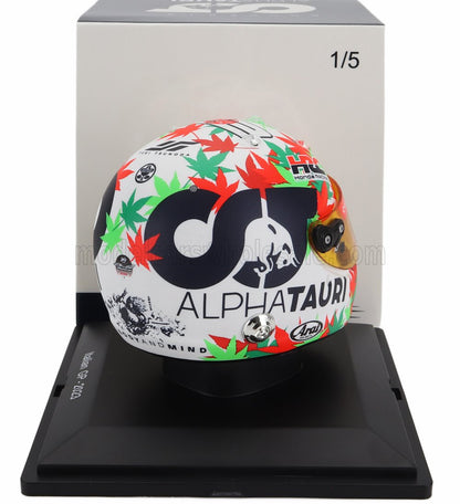 Casco de carreras AlphaTauri con diseño de hoja de arce roja y verde, disponible en la plataforma Vroomi.