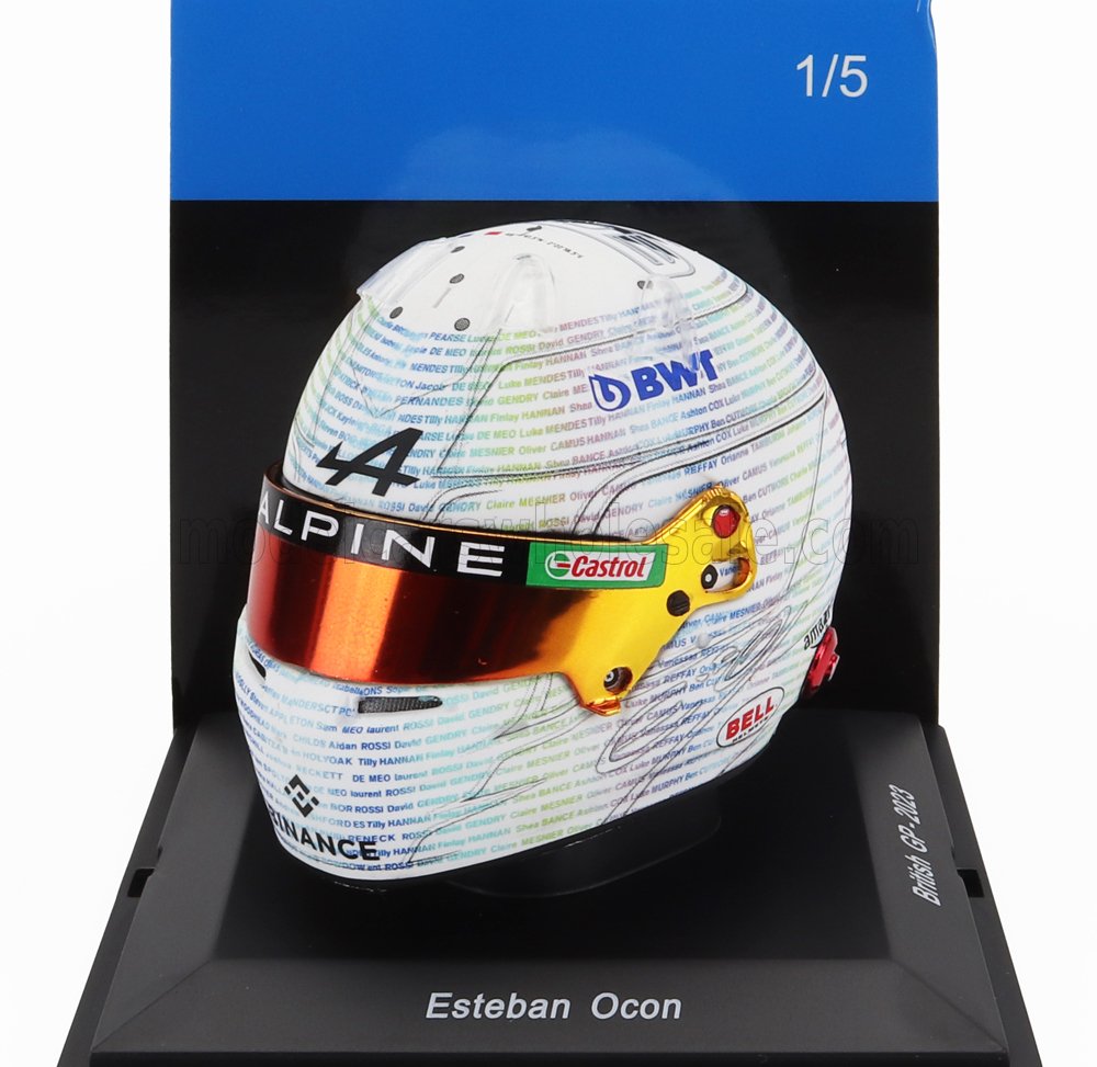 Casco Alpine de Esteban Ocon con visera naranja y logotipos de patrocinadores en soporte de exposición, disponible en Vroomi.