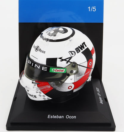 Réplica del casco Alpine de Esteban Ocon para el GP de Bélgica 2023 con logotipos de patrocinadores, disponible en Vroomi.