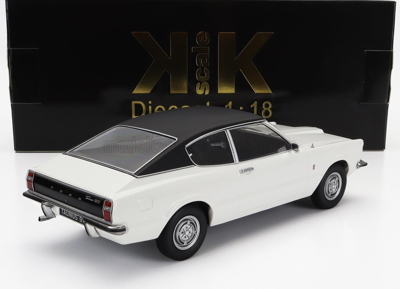 Maqueta de coche Ford Taunus GT en escala 1:18, color blanco con techo negro, presentada en una caja KK Scale negra y dorada, disponible en Vroomi.