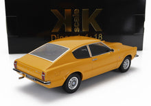 Coche en miniatura Ford Taunus L a escala 1:18 de color amarillo con detalles en negro, disponible a través de Vroomi.