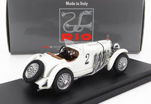Modelo vintage blanco de coche de carreras Mercedes con el número 2, tubos de escape detallados y rueda de repuesto, disponible en Vroomi.