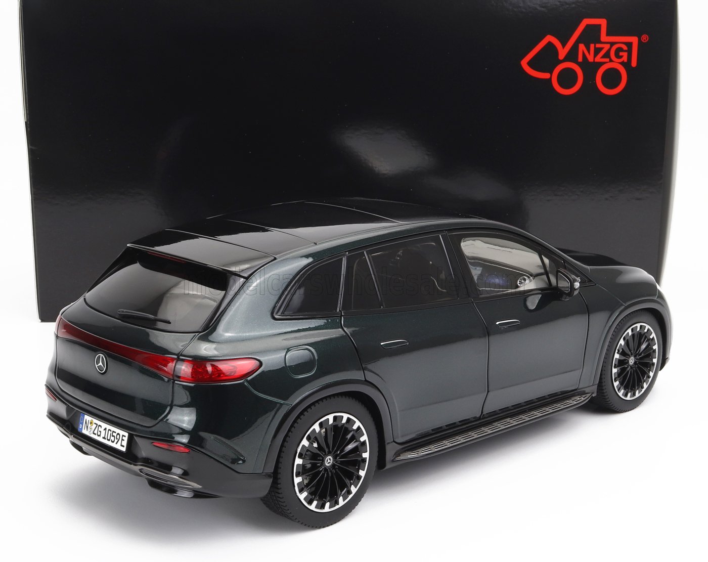 Maqueta a escala del SUV Mercedes EQS negro con llantas detalladas y cristales tintados, vendida a través de Vroomi.