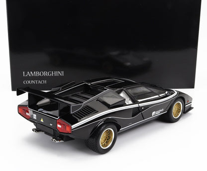Modelo de coche Lamborghini Countach negro con llantas doradas y alerón trasero, disponible en Vroomi.