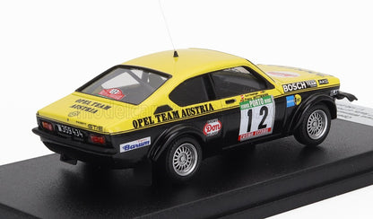 Modelo de coche de rally Opel Kadett GTE amarillo y negro con adhesivos del equipo Opel Team Austria, disponible en Vroomi.