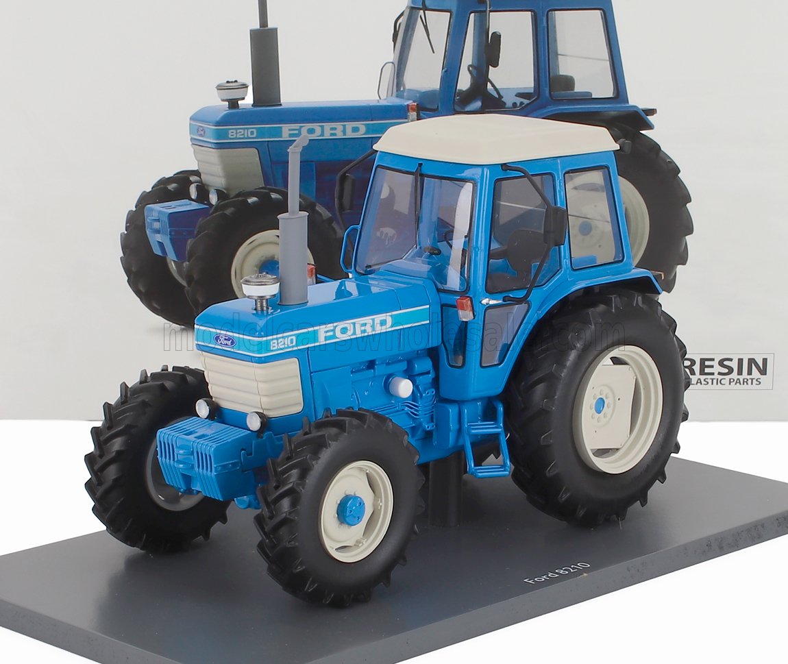 Réplica detallada a escala del tractor Ford 8210 en color azul, disponible ahora para coleccionistas.