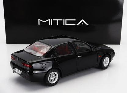 Coche a escala Alfa Romeo 164 negro, modelo coleccionable fundido a presión, vista trasera, disponible bajo pedido.