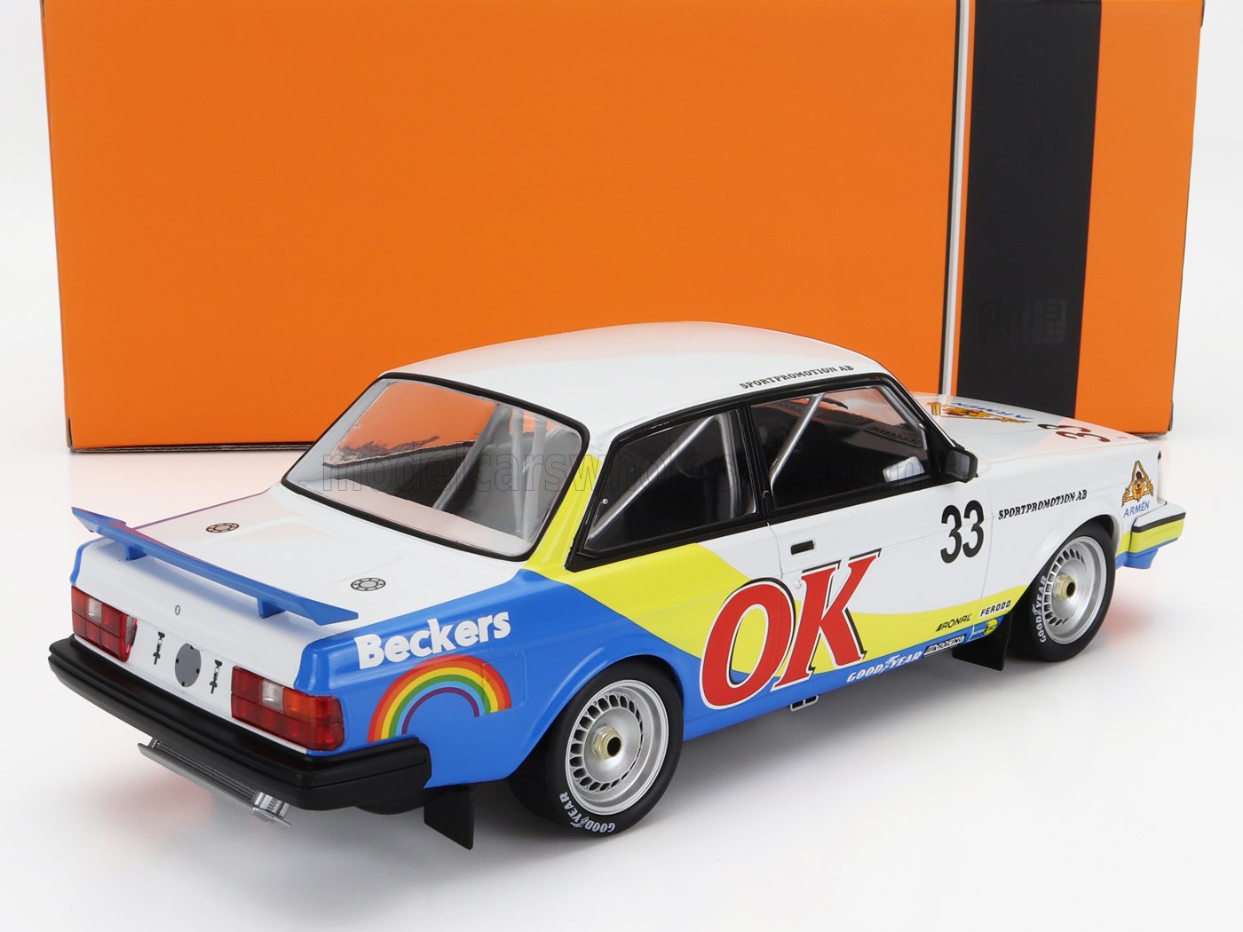 Maqueta a escala de un coche de carreras vintage blanco y azul con el número 33 y logotipos de patrocinadores, disponible en Vroomi.
