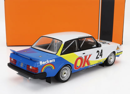 Vista trasera del modelo de coche de carreras BMW a escala 1:18 con el logotipo OK y una calcomanía con los colores del arcoíris, disponible en Vroomi.