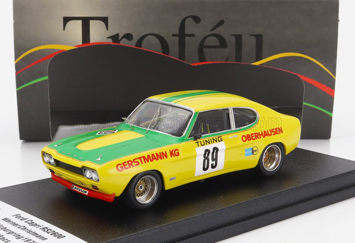 Maqueta de coche Ford Capri RS2600 amarillo y verde con adhesivos de carreras en exposición, disponible en Vroomi.