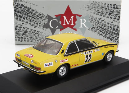 Modelo vintage de coche de carreras amarillo CMR 22 con adhesivos de patrocinadores en soporte de exposición, disponible en Vroomi.