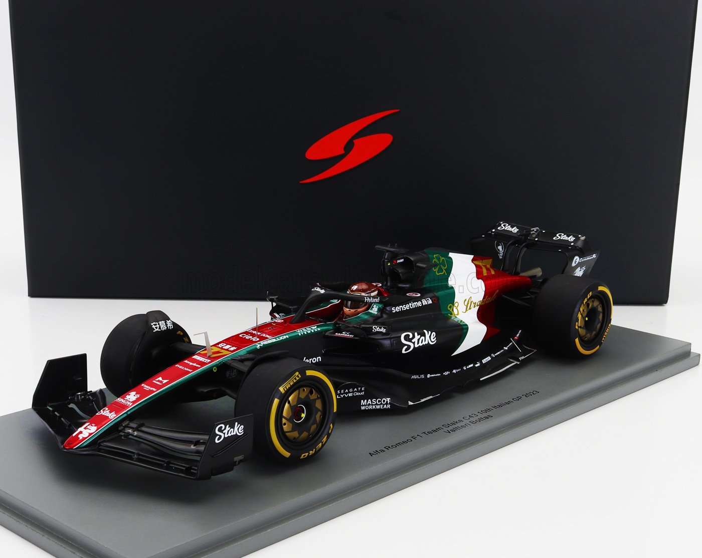Modelo detallado del coche Alfa Romeo F1 Team Stake C43 con los colores del Gran Premio de Italia sobre una base de exposición, accesible a través de Vroomi.