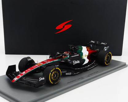 Modelo detallado del coche Alfa Romeo F1 Team Stake C43 con los colores del Gran Premio de Italia sobre una base de exposición, accesible a través de Vroomi.