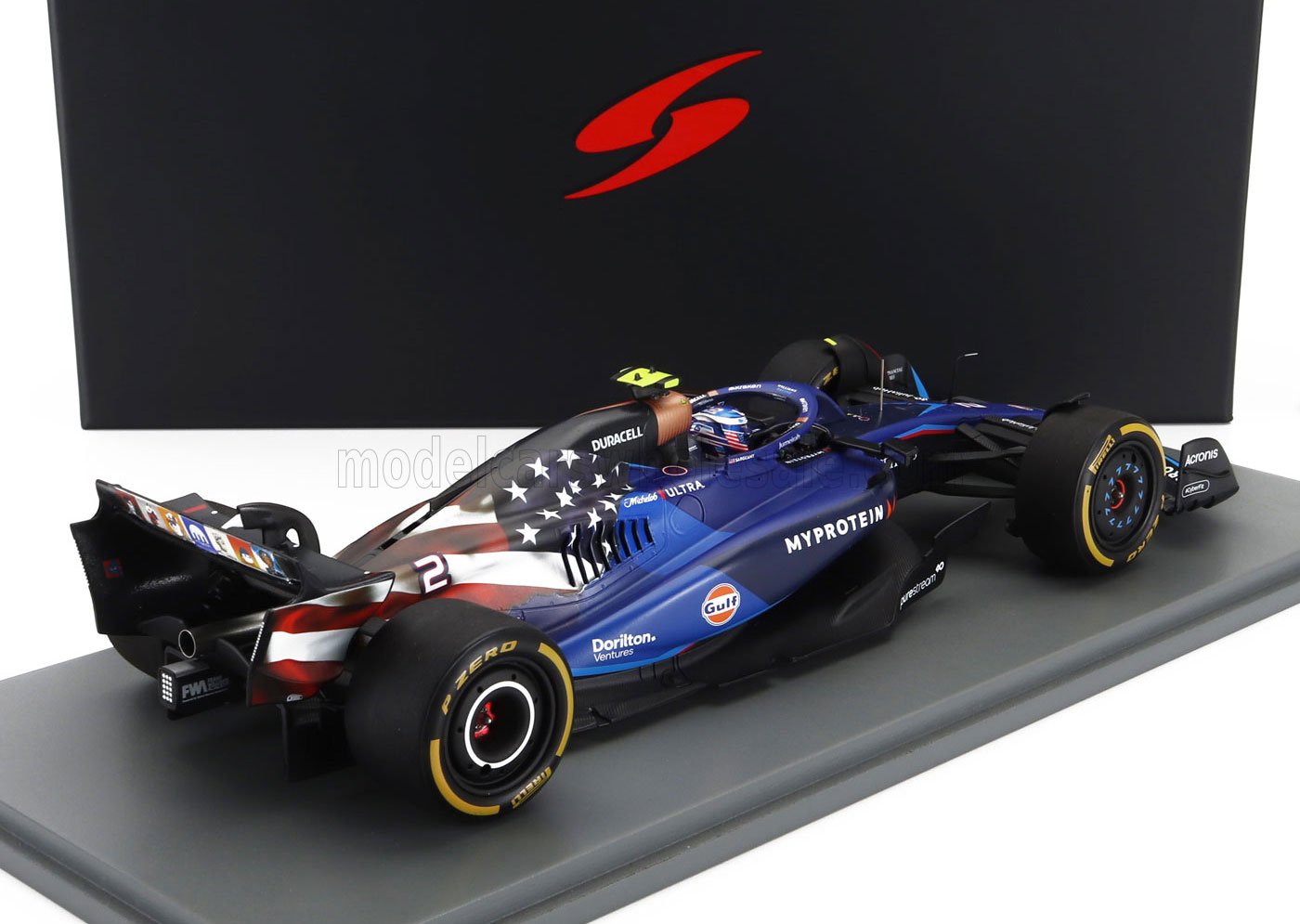 Modelo de coche de carreras de Fórmula 1 azul y rojo con temática estadounidense de 2023 y logotipos de patrocinadores, disponible en Vroomi.