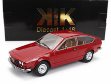 Coche en miniatura Alfa Romeo GT rojo a escala 1:18 con interior marrón claro, expuesto delante de una caja negra KK Scale, disponible en Vroomi.