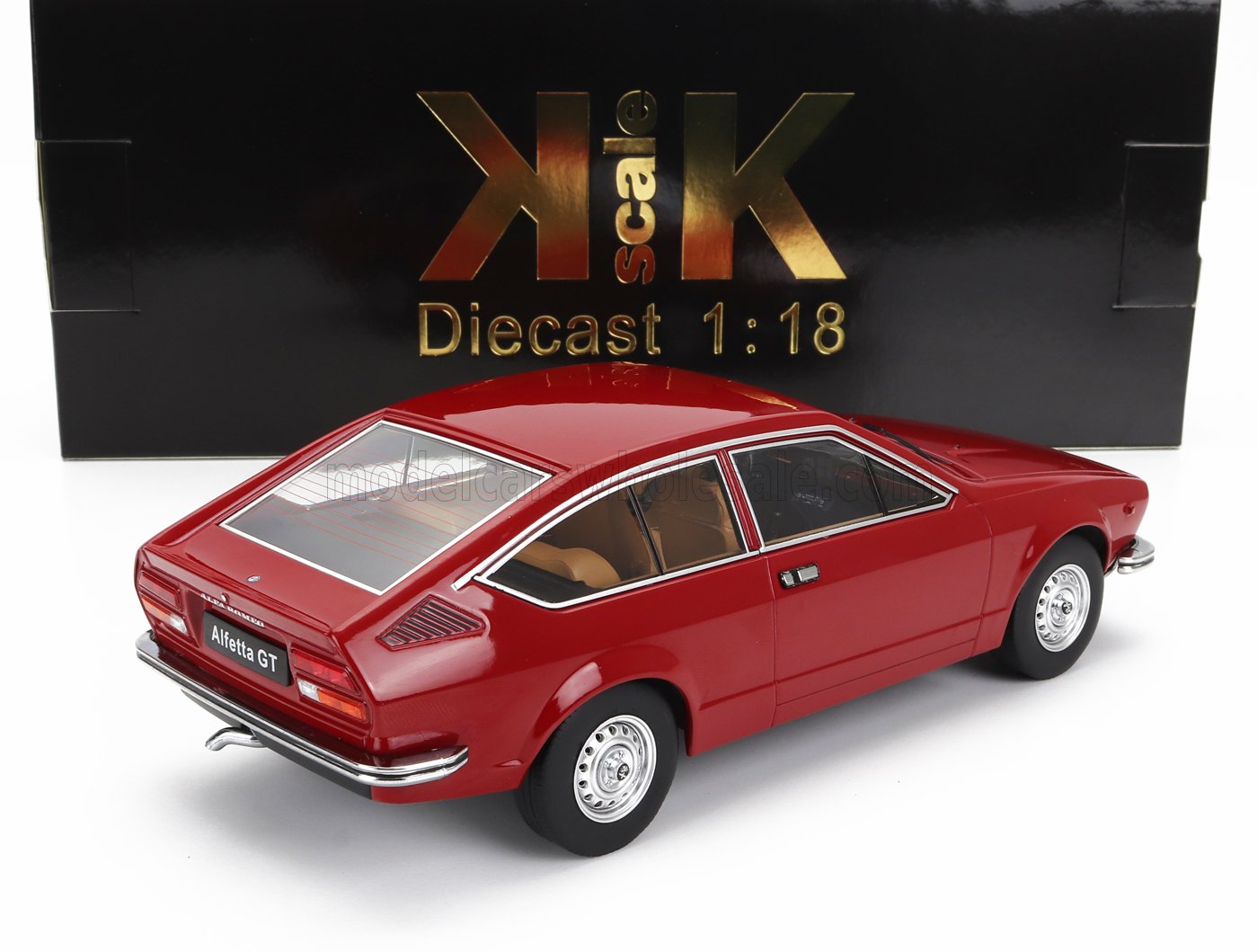 Coche en miniatura Alfa Romeo Alfetta GT rojo a escala 1:18 de KK Scale, disponible en Vroomi.